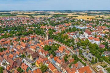 Fototapeta na wymiar Rothenburg ob der Tauber aus der Luft, die nordöstliche Altstadt mit Stadtmauer, Galgentor und Thomasturm