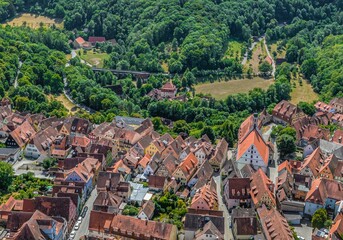 Rothenburg ob der Tauber im Luftbild - Blick ins Taubertal mit der Doppelbrücke