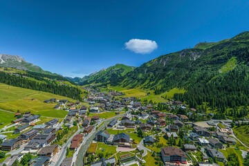 Fototapeta na wymiar Sommer in Lech am Arlberg, Ausblick auf den Ort