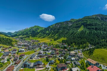Fototapeta na wymiar Ausblick auf Lech am Arlberg, mondäner Wintersport-Ort und lohnendes Ziel für Alpinisten zu jeder Jahreszeit