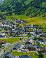 Blick auf Lech am Arlberg aus der Luft 
