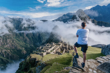 Naklejka premium man looking at machu picchu hotizontal, logo spot