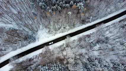 Winterliche Landstraße in Oberschwaben