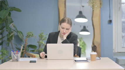 Naklejka premium Businesswoman Unable to make Online Payment on Laptop