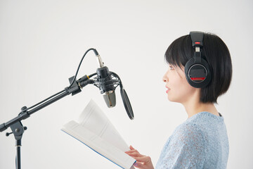 ナレーションをするナレーターの女性