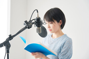 アフレコをする声優の女性