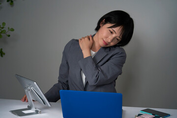 残業で肩が凝るビジネスウーマン