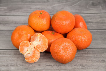 filet de mandarines sur fond en bois - 563559087