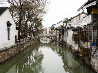 Obraz premium Water canal in Suzhou old town lined with white walled houses
