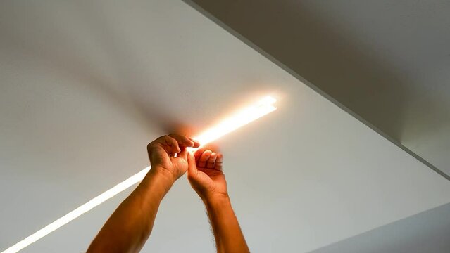 Mounting a diode lighting strip in the ceiling. Moving to a new house concept