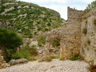 Fototapeta na wymiar ruins on the path in the mountains