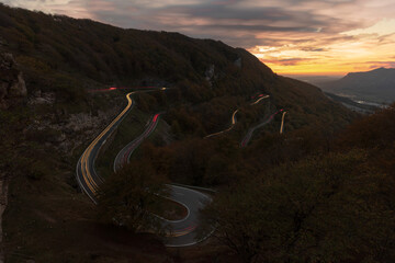 Estelas de coches en la puerto de montaña de Urbasa. España
