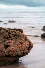 Strandwellen auf den Felsen, Sommerstimmung, Santa Teresa, Costa Rica