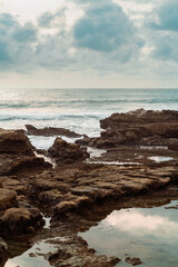 Strandwellen auf den Felsen, Sommerstimmung, Santa Teresa, Costa Rica