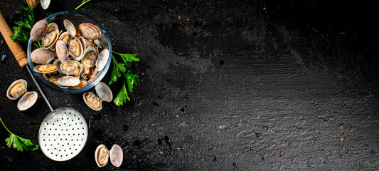 Fresh vongole in a glass bowl with parsley. 