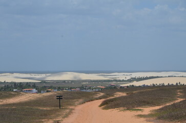 Trilha com dunas ao fundo