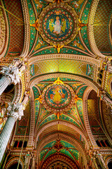 Fototapeta na wymiar Cathédrale Eglise catholique Plafond fresque doré