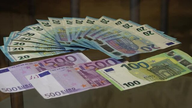 kompil&aacute;cia z&aacute;berov na skupinu bankoviek. Na z&aacute;bere je niekoľko 20 eurov&yacute;ch bankovieviek dve 500 eurov&eacute; a jedo sto eurovej bankovky.