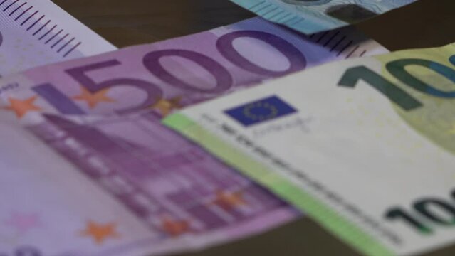 kompil&aacute;cia z&aacute;berov na skupinu bankoviek. Na z&aacute;bere je niekoľko 20 eurov&yacute;ch bankovieviek dve 500 eurov&eacute; a jedo sto eurovej bankovky.