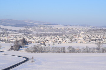 Obraz premium eingeschneites Eifeldorf im Winter 2023