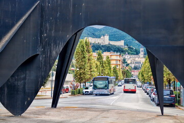 spoleto, italien - bahnhofsplatz mit skulptur und blick zur rocca albornoziana im hintergrund © ArTo