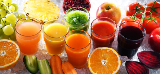Glasses with fresh organic vegetable and fruit juices - obrazy, fototapety, plakaty