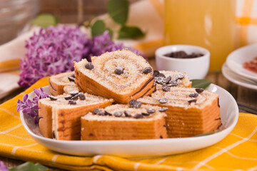 Swiss roll cake con chocolate chips.