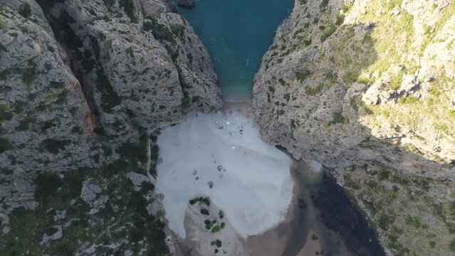 Lugar escondido en el que se junta la sierra y el mar.