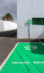 Parkplatz und Ladestation für Elektroautos, Teguise, Lanazrote, Kanaren, Spanien