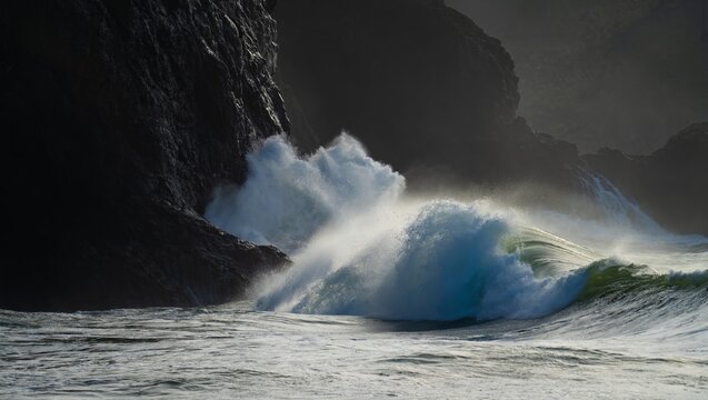 Huge wave on the north Oregon coast