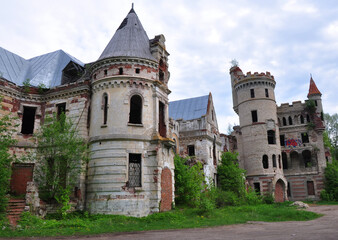 Fototapeta na wymiar Ruined castle in Muromtsevo. Russia