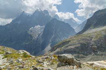 Fototapeta na wymiar Randonnée dans le parc national des Écrins au pied du glacier Blanc, Hautes-Alpes, France