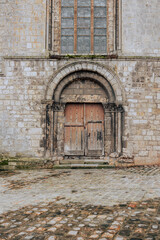 Fototapeta na wymiar Grand Angle (Portrait) d'une porte de Notre-Dame-du-Fort d'Étampes
