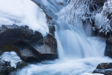 cascade d'eau glacée en hiver