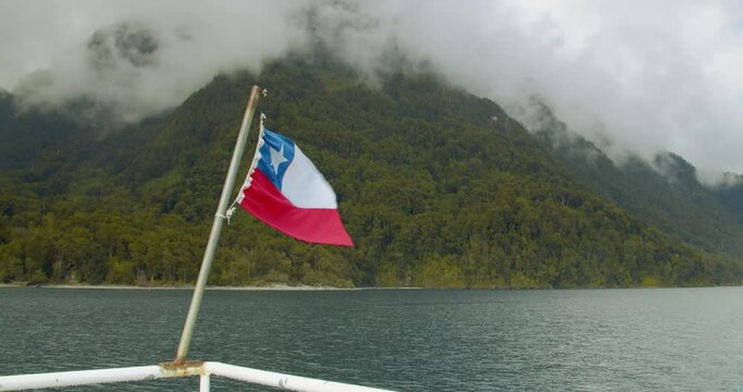 Bandera chilena en un bote recorriendo el Lago Todos los Santos, en el sur de Chile