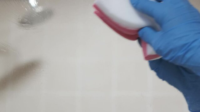 4k Vídeo. Mujer De La Limpieza Trabajadora Limpiando Los Cristales Del Cuarto De Baño 