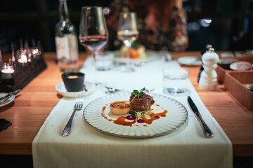 Rinderfilet mit Zwiebel im Restaurant