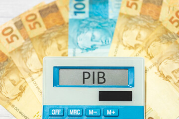 As iniciais PIB de Produto Interno Bruto em Português do Brasil escrita no visor de uma...