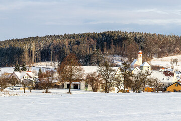 Dorf im Winter mit Schnee