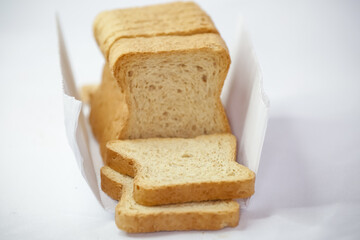 Fatias de torrada na mesa para tomar cafe.