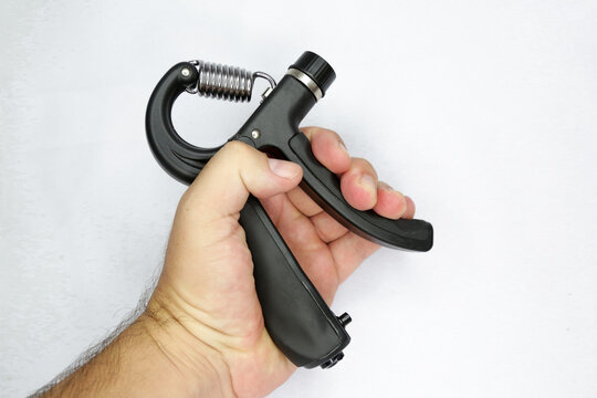 Flex&atilde;o e extens&atilde;o do punho de uma pessoa fazendo exercicios na cor preta.