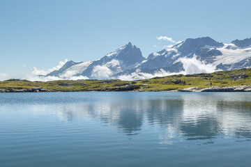 Reflets de la Meije dans le lac Noir sur le plateau d'Emparis