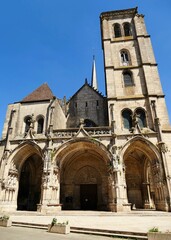 Fototapeta na wymiar La façade de l’église Notre-Dame d’Auxonne 
