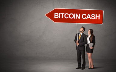 Obraz premium Young business person in casual holding road sign