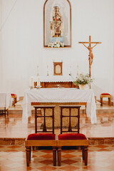 Les sièges des futurs époux pour leur cérémonie de mariage