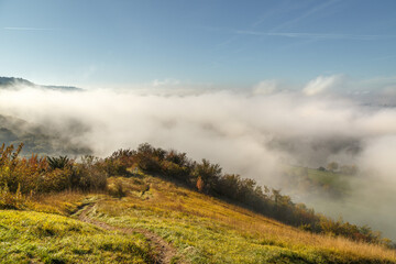 La vue panoramique sur la vallée de la Seine, Eure, Normandie sous le brouillard. Côte des Deux-Amants.
