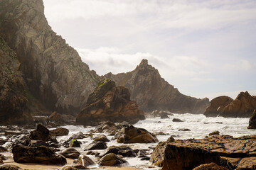 Naklejka premium Hohe Klippen am Strand von Portugal
