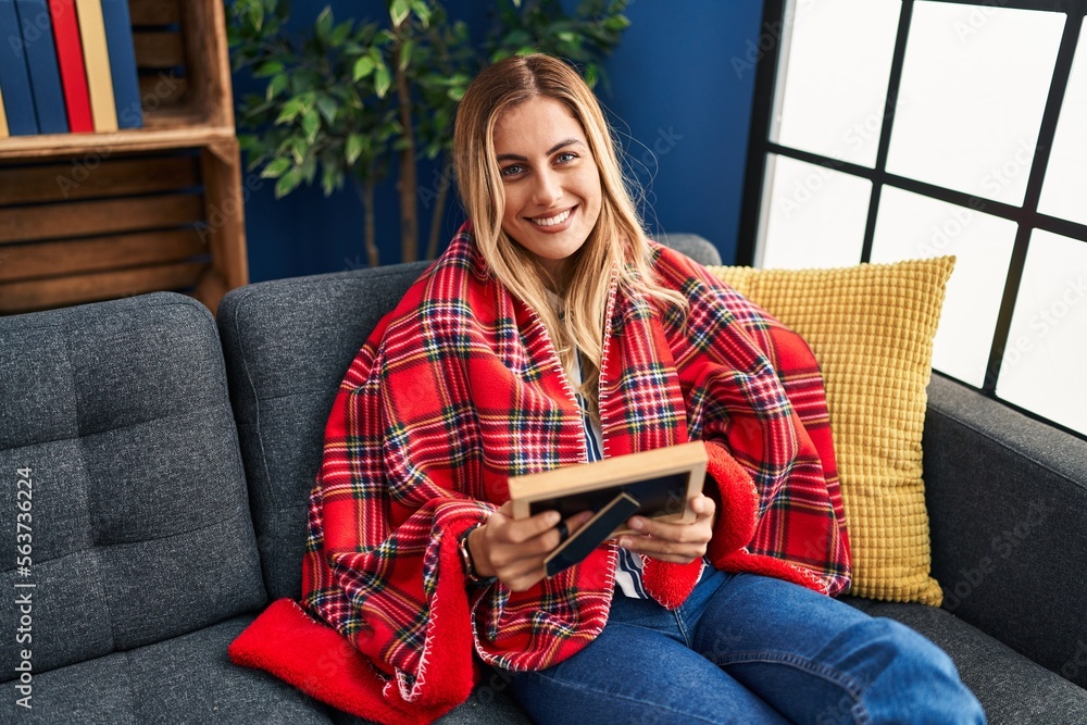 Poster young blonde woman smiling confident looking photo at home