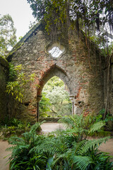 Alte Ruine einer verlassenen Kirche im Wald
