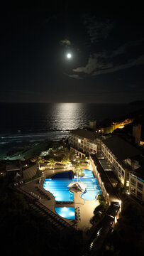 Foto do nascer da lua na praia do Santinho em Florian&oacute;polis, com imagens do resort Cost&atilde;o do Santinho